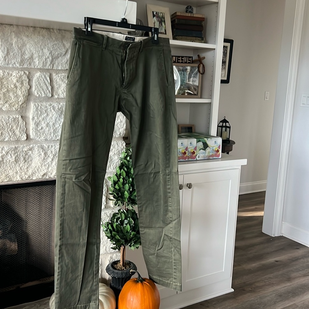 J. Crew olive green Men’s chino’s like New size 32X34